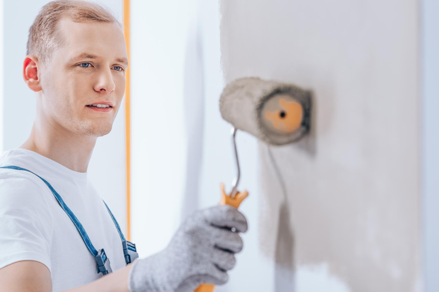Vakman aan het werk bij een klant thuis